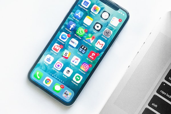 手机打开WhatsApp应用并进入扫码界面