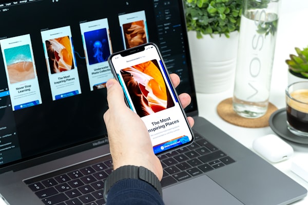 电脑和手机同步显示WhatsApp聊天界面